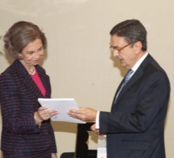 El presidente de la Fundación PricewaterhouseCooper, Enrique Fernández-Miranda, presenta a Doña Sofía el libro "Cuidados continuados en atención 