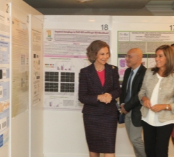 La Reina Doña Sofía durante el recorrido por la exposición de pósters tras la inauguración del Congreso