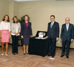 Dª Sofía acompañada de la ministra Ana Mato; la secretaria de Estado, Carmen Vela; el consejero de Familia y Asuntos Sociales, Jesús Fermosel; el pres