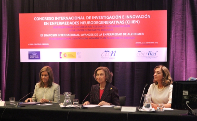 Doña Sofía acompañada por la ministra de Sanidad, Servicios Sociales e Igualdad y la secretaria de Estado de Investigación, Desarrollo e Innovación, d
