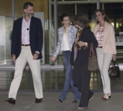 Su Majestad la Reina, acompañada de Sus Altezas Reales los Príncipes de Asturias y Su Alteza Real la Infanta Doña Elena, a su salida del Hospital Univ