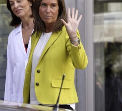 La ministra de Sanidad, Servicios Sociales e Igualdad, Ana Mato, a su llegada al hospital para visitar a Su Majestad el Rey