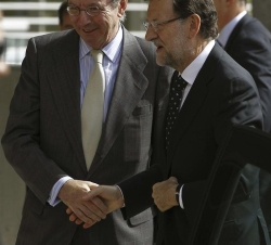 El presidente del Gobierno Mariano Rajoy, es recibido por el jefe de la Casa de S.M. el Rey, Rafael Spottorno, a su llegada al centro hospitalario
