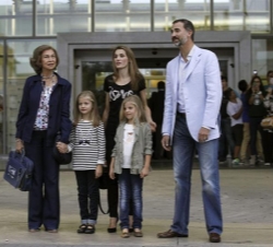 La Reina, los Príncipes de Asturias y las Infantas Leonor y Sofía, después de visitar a Don Juan Carlos