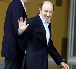 El secretario general del PSOE, Alfredo Pérez Rubalcaba, es recibido por el jefe de la Casa de S.M. el Rey, Rafael Spottorno, a su llegada al centro h