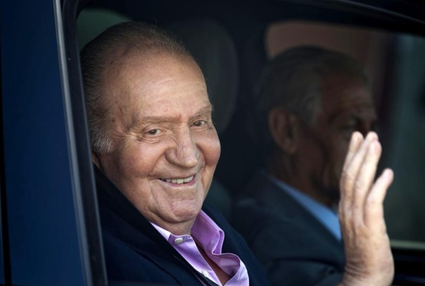 Don Juan Carlos, a su salida del hospital, tras recibir el alta