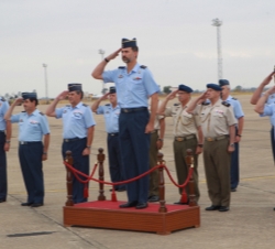 Don Felipe saluda desde la tribuna a su llegada a la Base Aérea de Talavera la Real