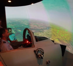 Don Felipe en el simulador de vuelo, sentado a los mandos del AE-9M