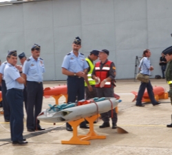 Don Felipe durante el recorrido de la exposición estática del AE-9M