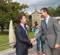 Su Alteza Real el Príncipe de Asturias recibe el saludo del presidente de la Xunta de Galicia, Alberto Núñez Feijóo