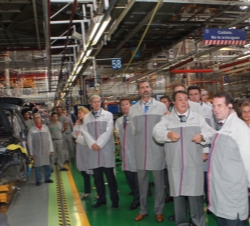 Su Alteza Real el Príncipe de Asturias durante el recorrido por la fábrica PSA Peugeot Citroën