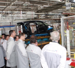 El Príncipe Don Felipe recorre la cadena de montaje de la planta PSA Peugeot Citroën