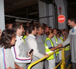 Su Alteza Real el Príncipe de Asturias recibe el saludo de varios de los trabajadores de la planta PSA Peugeot Citroën