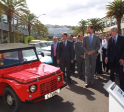 El Príncipe recorre una exposición de vehículos Citroën fabricados en la factoría de Vigo