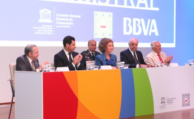 La Reina, acompañada en la mesa presidencial por el secretario de Estado de Servicios Sociales e Igualdad, el presidente del BBVA, el presidente de la