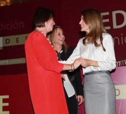 Susan Solomont, esposa del anterior embajador de los Estados Unidos de América en España recibe, de manos de la Princesa de Asturias, el Premio Intern