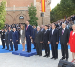Sus Altezas Reales los Príncipes de Asturias durante la interpretación del Himno Nacional