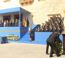 Don Felipe y Doña Letizia presencian el acto "in memoriam" a los policías fallecidos en acto de servicio