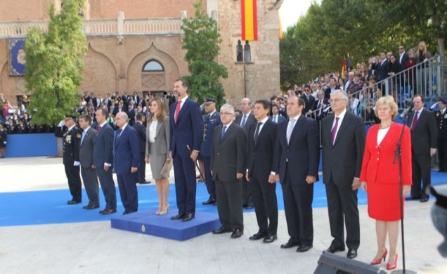 Sus Altezas Reales los Príncipes de Asturias durante la interpretación del Himno Nacional