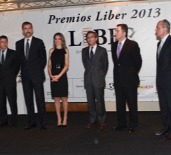 Los Príncipes y las autoridades asistentes en el escenario, antes de comenzar la entrega de premios