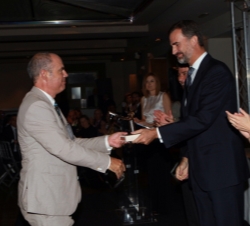 El director de canales Premium de Canal+, Miguel Salvat, recibe de Don Felipe el premio concedido a la serie "Crematorio"