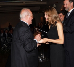 Doña Letizia entrega a Juan de Isasa el reconomiento a su trayectoria