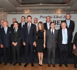 Los Príncipes de Asturias y las autoridades asistentes, con los premiados