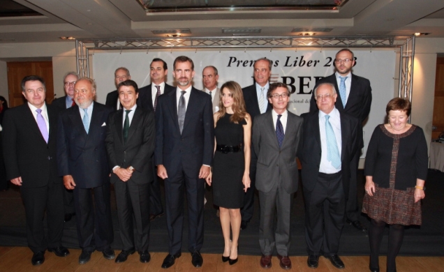Los Príncipes de Asturias y las autoridades asistentes, con los premiados