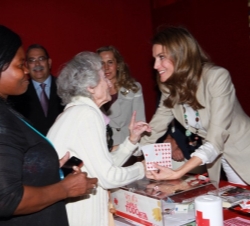 La Princesa de Asturias conversa con unas personas que acudieron a colaborar con Cruz Roja