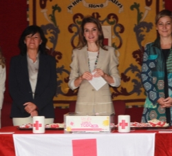Doña Letizia, junto a sus compañeras en la mesa petitoria