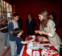 Doña Letizia impone los distintivos a unos niños