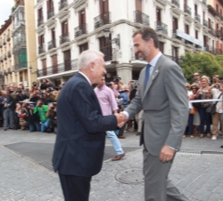 Don Felipe recibe el saludo del ministro de Asuntos Exteriores y de Cooperación