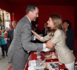Doña Letizia coloca el distintivo de Cruz Roja a Don Felipe