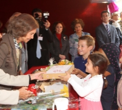 La Reina recibe un obsequio de unos niños