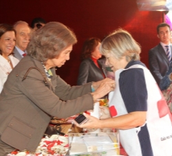 Doña Sofía impone el distintivo a una voluntaria de Cruz Roja