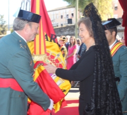 Su Majestad la Reina entrega la Bandera de la III Zona al general jefe de la Zona de Extremadura