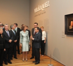 Su Majestad la Reina recibe explicaciones durante su recorrido por la exposición