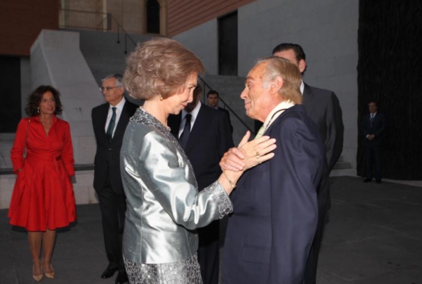 Su Majestad la Reina recibe el saludo de Carlos Zurita a su llegada al Museo Nacional del Prado