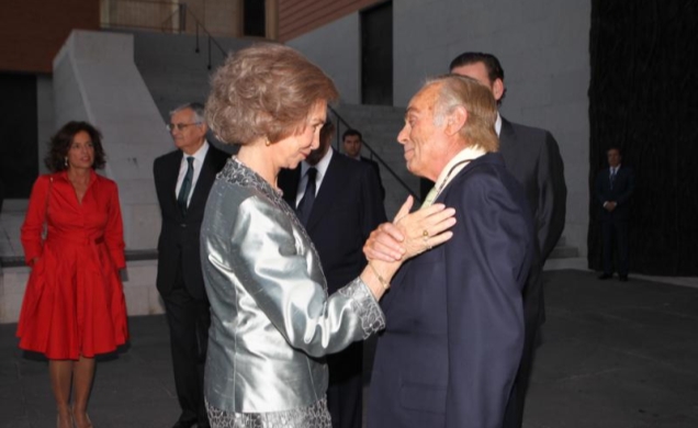 Su Majestad la Reina recibe el saludo de Carlos Zurita a su llegada al Museo Nacional del Prado