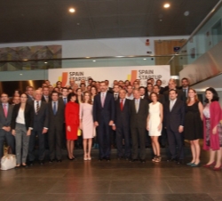Don Felipe y Doña Letizia junto a los finalistas