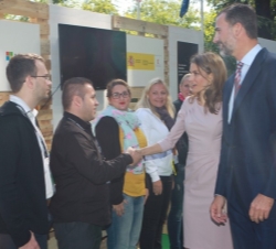 Los Príncipes de Asturias saludan a algunos de los participantes en el Startup Village