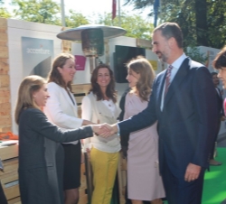 Don Felipe y Doña Letizia en el jardín del edificio de Mutua Madrileña, en el momento de saludar a algunos de los participantes en el Startup Village