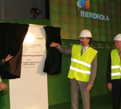 Don Felipe descubre la placa conmemorativa de la inauguración, en presencia del presidente de la Generalitat Valenciana y el presidente de Iberdrola
