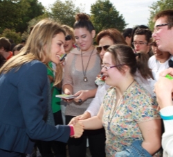 Doña Letizia saluda cariñosamente a una las alumnas de educación especial del Centro