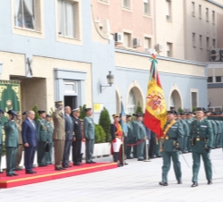 La Bandera Nacional a su paso por la tribuna