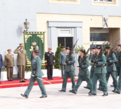 Una Compañía de la Guardia Civil a su paso por la tribuna