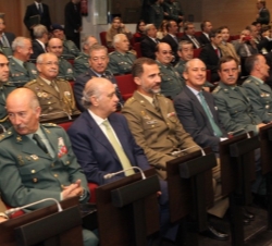 Don Felipe en la Sala de Conferencias donde visualizó una exposición sobre el Centro
