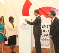 El Príncipe de Asturias durante el descubrimiento de la placa conmemorativa de la inauguración