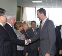 El Príncipe de Asturias recibe el saludo del premio Nobel de Literatura, Mario Vargas Llosa