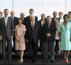 Fotografía de grupo en la celebración del V Centenario del Descubrimiento del Océano Pacífico